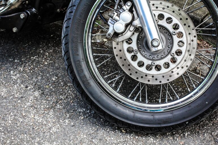 Opona motocyklowa z zaznaczonym na boku pełnym oznaczeniem rozmiaru, typu konstrukcji, indeksu nośności i prędkości, np. 120/70ZR17 58W.