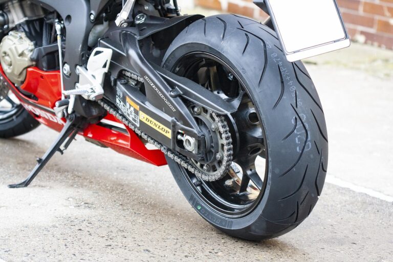 Opona motocyklowa i jej przebieg eksploatacyjny