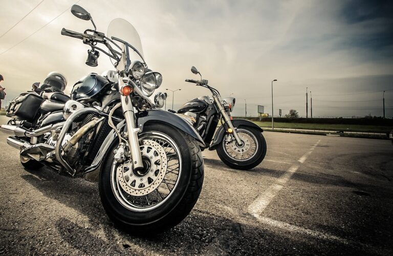 Motocykl z oponami szosowymi