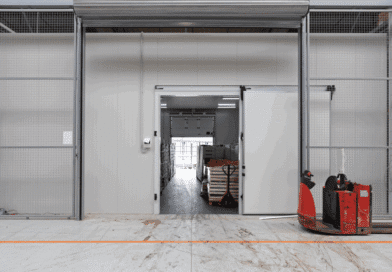 Opony do wózków widłowych – przyczepność w chłodni 2025 Zdjęcie bramy wjazdowej do komory głębokiego mrożenia