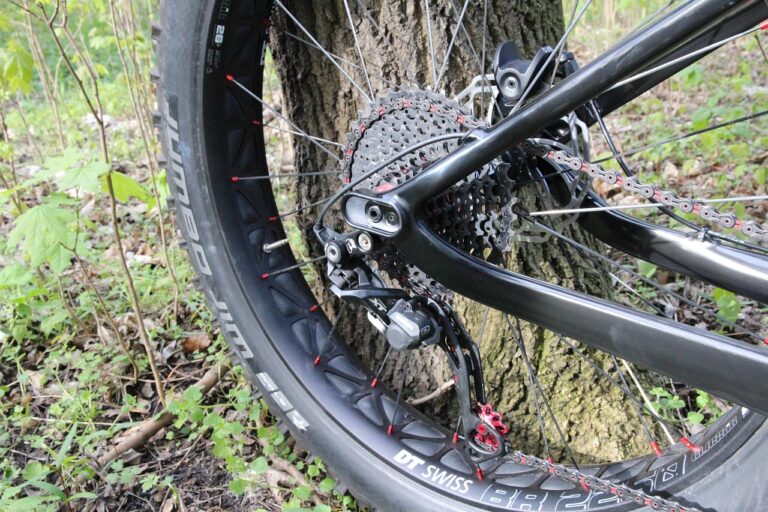 Fatbike z szerokimi oponami terenowymi