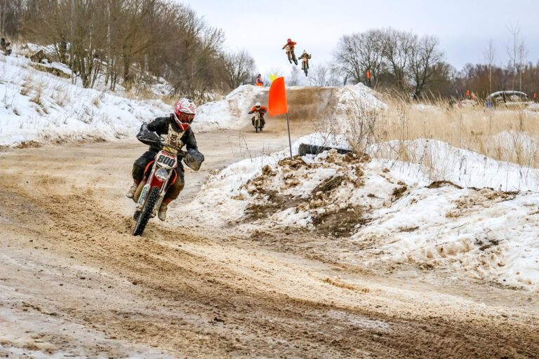 Opona motocrossowa podczas jazdy zimą